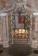 immagine ingrandita Santuario Madonna della Fontana - Fontana sotto l'altare (apre in nuova finestra)