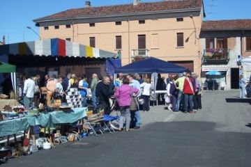 Badia Antiqua in piazza e stand gastronomico