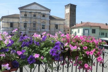 Roberta Rizzotti<br>La bellezza dell'angolo con panorama sulla piazza principale del nostro paese che mostra una diversa prospettiva del paesaggio urbano.