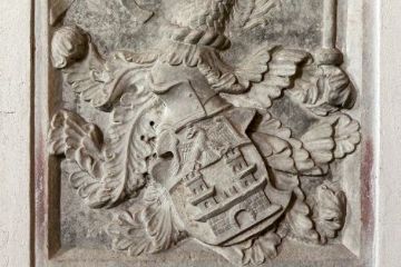 Epigrafe di consacrazione dell'abbazia con stemma dell'abate Barbavara