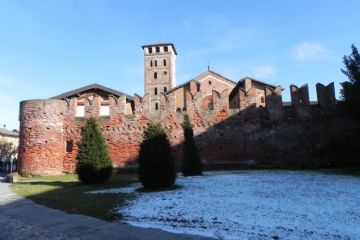 La facciata oltre le mura merlate