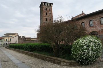 La torre campanaria vista dalla via Barbavara