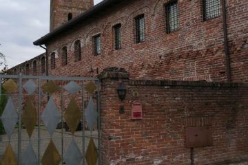 Verso l'ingresso al complesso