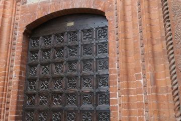Particolare del portale in cotto