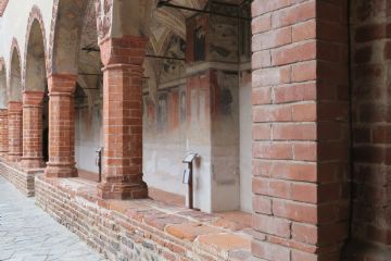 Le arcate del chiostro con l'estradosso decorato da tavolette in cotto