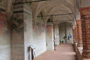 La galleria del chiostro con affreschi narranti la vita di San Benedetto
