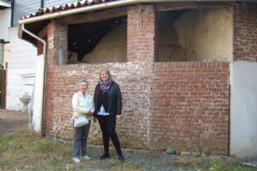La signora Carla fuori dalla ghiacciaia