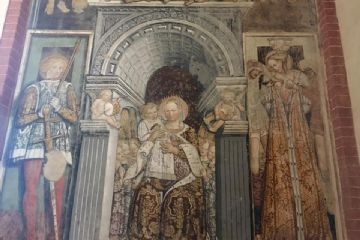 Affresco con Madonna in trono 