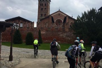 Facciata e mura ghibelline dalla bici