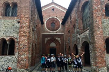 Foto di gruppo con intera chiesa