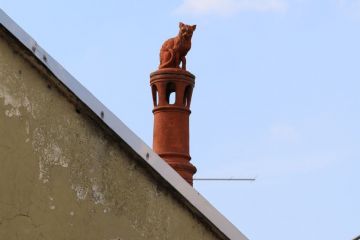 Comignolo con gattino in terracotta