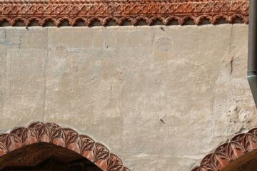 Le decorazioni in cotto nel chiostro