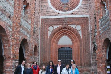 Foto di gruppo davanti alla facciata