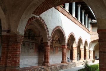 La successione delle arcate con decorazione in cotto - chiostro