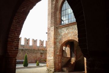 Le mura ghibelline dalla galleria del nartece
