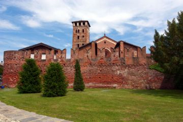 La facciata con le mura ghibelline