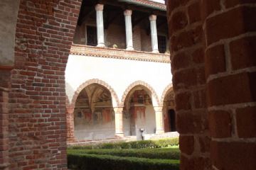 Sbirciando tra le volte del chiostro