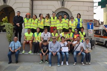 Foto di gruppo in piazza prima della partenza