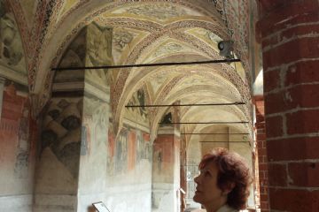 La galleria del chiostro con gli affreschi sulla vita di San Benedetto