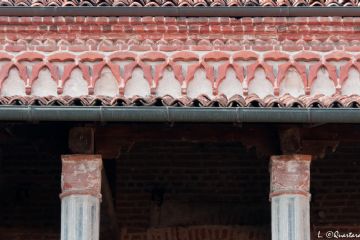 La decorazione ad archetti polilobati sotto il tetto - lato nord