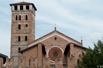 La facciata dietro le mura merlate