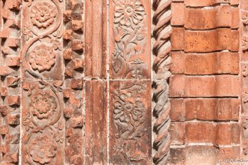 Particolare della decorazione in cotto del portale