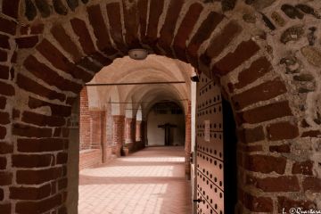 La galleria del chiostro dalla porta del nartece