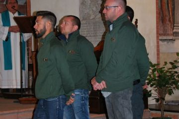 La benedizione di don Salvatore ai ragazzi della Pro Loco di San Nazzaro Sesia, in partenza per Amatrice per portare alla Pro Loco di Amatrice i soldi raccolti durante il pranzo del 17 settembre
