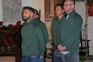 La benedizione di don Salvatore ai ragazzi della Pro Loco di San Nazzaro Sesia, in partenza per Amatrice per portare alla Pro Loco di Amatrice i soldi raccolti durante il pranzo del 17 settembre