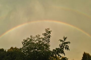 Associazioni e Scuole lungo le vie del borgo<br>…inizio difficile con un po' di pioggia… ma dopo la pioggia l'arcobaleno 