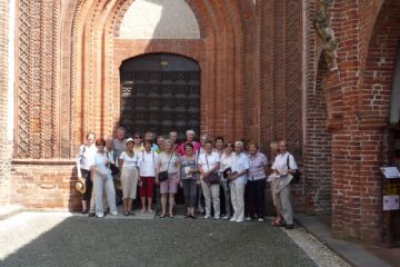 Il bel gruppo di Thonon (Francia) davanti al portale dell'Abbazia