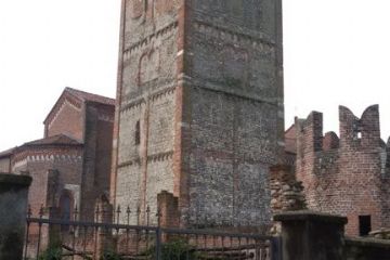La torretta, la torre campanaria e l'abside