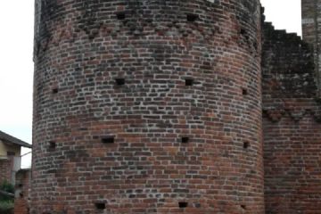 La torretta di difesa con i merli ghibellini