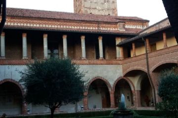 Il chiostro col campanile da sfondo
