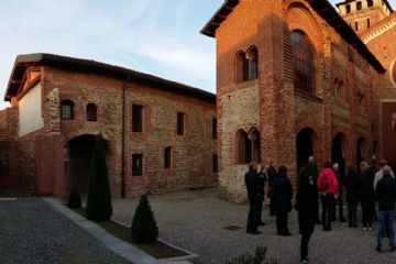 L'ingresso e la facciata