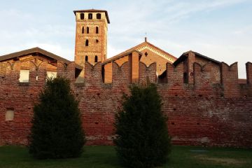 Le mura difensive con la facciata e il campanile