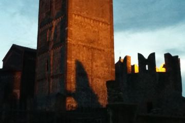 La torretta e il campanile illumiati