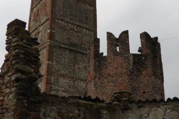 La torre campanaria e la torretta da difesa