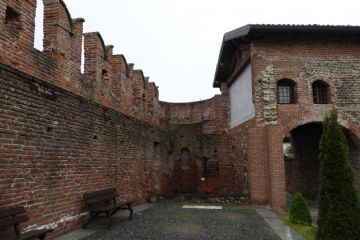 Le mura lungo l'ex chiesa di S. Carlo
