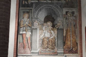 Affresco con Madonna in trono, Gesù bambino e cardellino, angeli cantanti e musicanti, e San Sebastiano a sinistra e Sant'Agata a destra