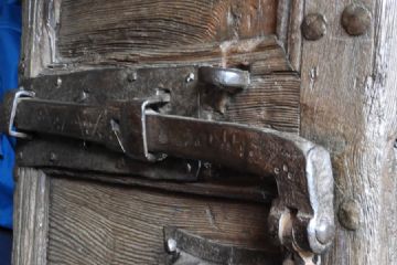Particolare testa leonina di fattura bizantina, sulla porta di accesso laterale all'abbazia