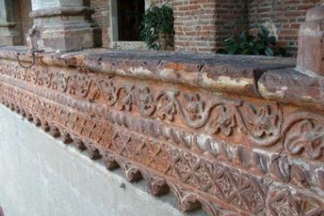 Abbazia - Particolare del fregio del chiostro (sec. XV)