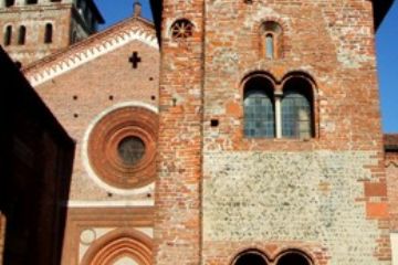 Abbazia - Scorcio della Facciata e della Torre Campanaria