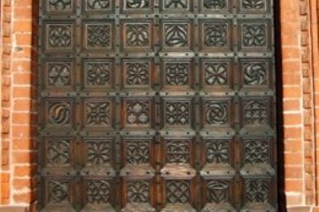 Abbazia - Portale in legno lavorato