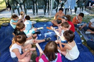 I bambini entusiasti partecipano al fantasy laboratorio