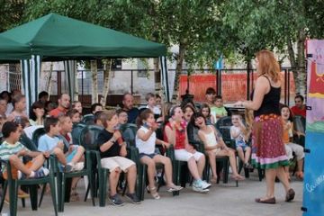 I bambini con lo strumento della pioggia partecipano attivamente