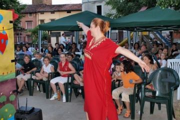 I bambini aspettano l'arrivo del nano