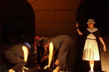 l'uomo si piega al pregiudizio
