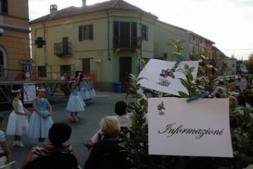 L'albero della legalità e l'inizio dello spettacolo della Scuola di danza Dagis di Vercelli