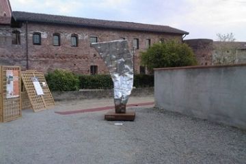 Opera di Xhixa, sullo sfondo la San Nazzaro Art Gallery